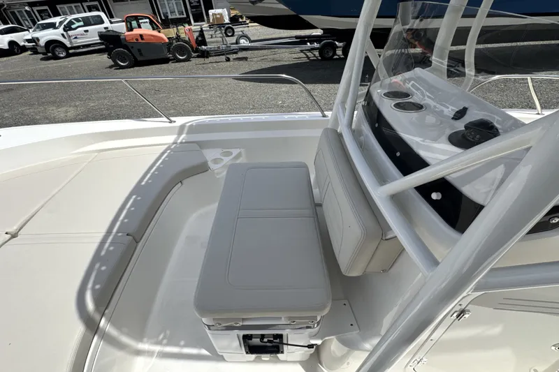 Slide: The Image of Boston Whaler 190 Montauk 2026 - 18