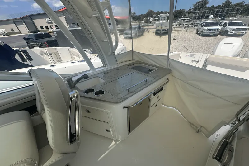 Slide: The Image of Boston Whaler 320 VANTAGE 2016 - 12