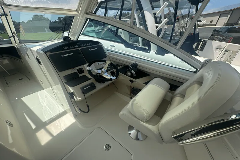 Slide: The Image of Boston Whaler 320 VANTAGE 2016 - 14