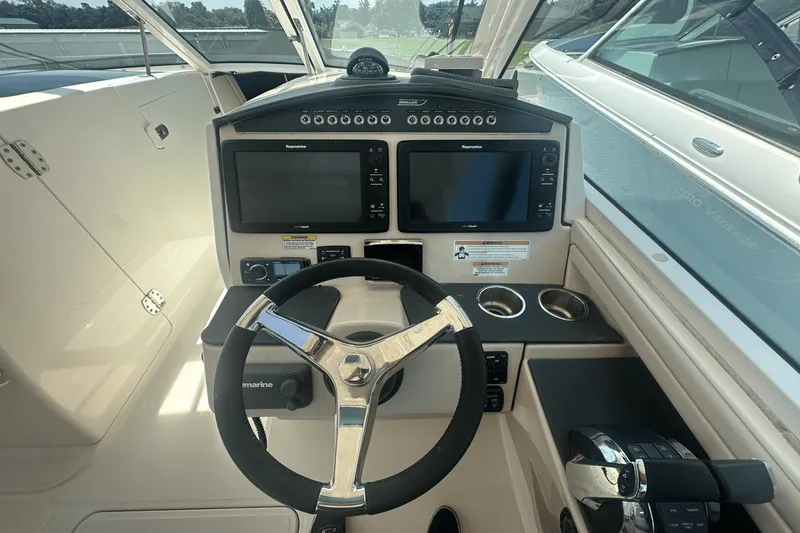 Slide: The Image of Boston Whaler 320 VANTAGE 2016 - 15