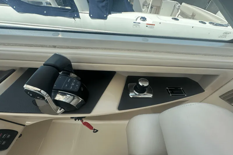 Slide: The Image of Boston Whaler 320 VANTAGE 2016 - 16