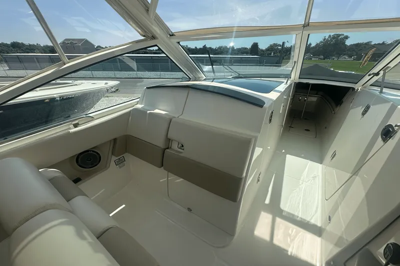 Slide: The Image of Boston Whaler 320 VANTAGE 2016 - 18