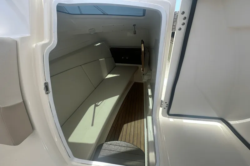 Slide: The Image of Boston Whaler 320 VANTAGE 2016 - 19