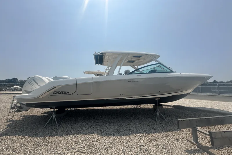 Slide: The Image of Boston Whaler 320 VANTAGE 2016 - 2