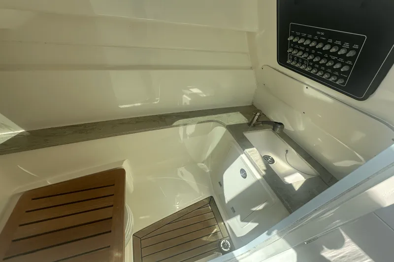 Slide: The Image of Boston Whaler 320 VANTAGE 2016 - 23