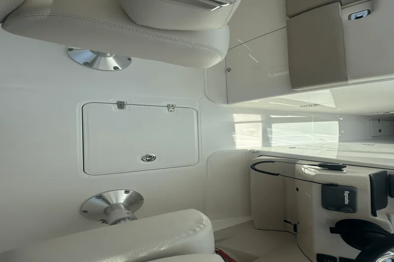 Slide: The Image of Boston Whaler 320 VANTAGE 2016 - 24