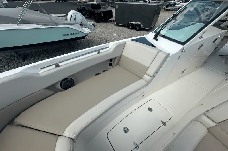 Slide: The Image of Boston Whaler 320 VANTAGE 2016 - 29