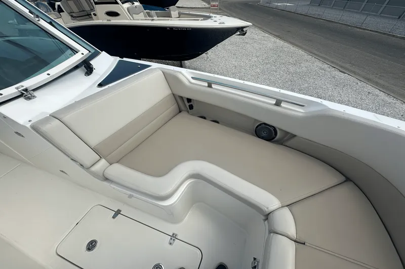 Slide: The Image of Boston Whaler 320 VANTAGE 2016 - 30