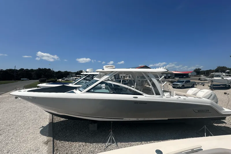 Slide: The Image of Boston Whaler 320 VANTAGE 2016 - 33