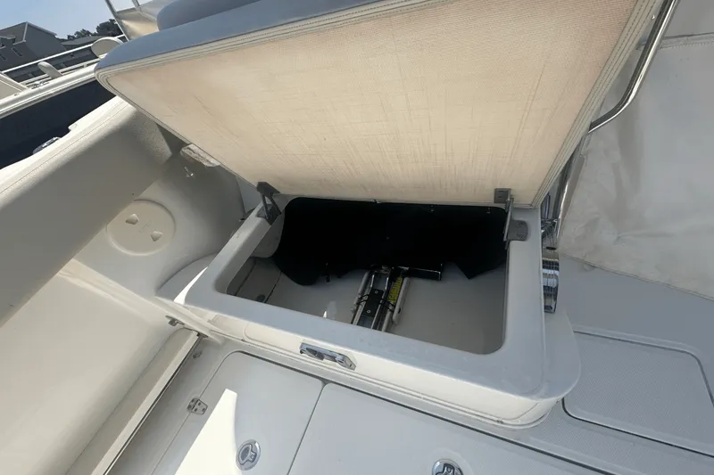 Slide: The Image of Boston Whaler 320 VANTAGE 2016 - 6