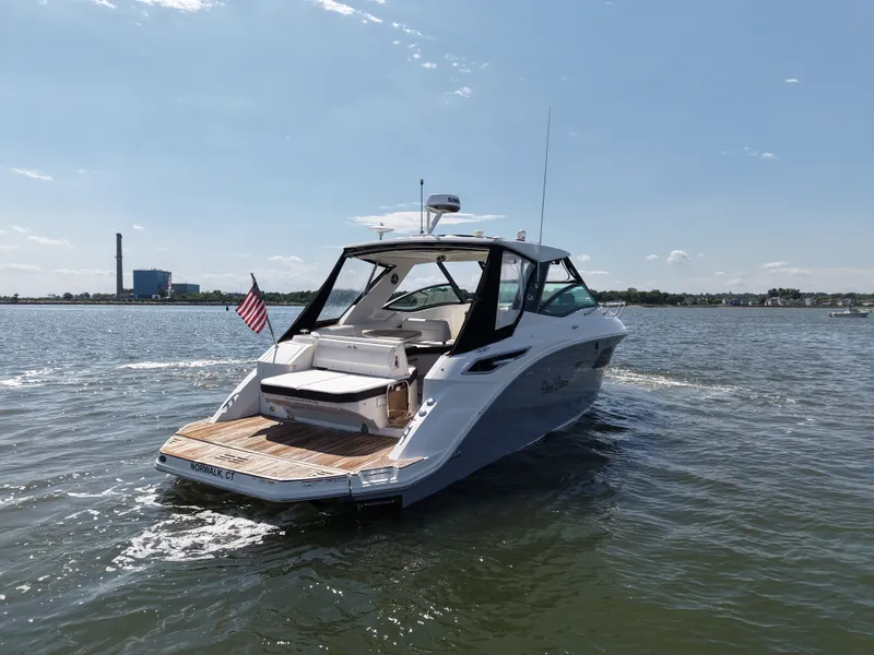 Slide: The Image of Sea Ray 320 SUNDANCER 2019 - 10