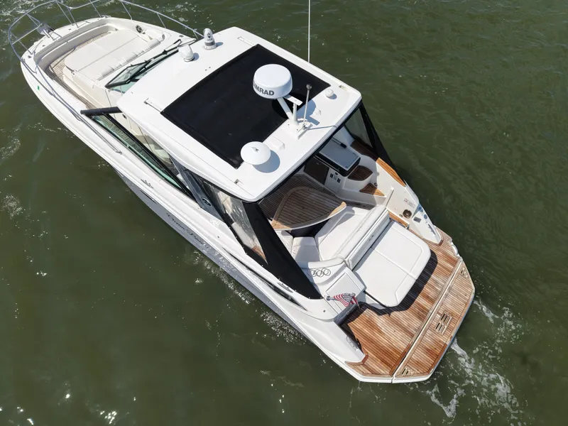 Slide: The Image of Sea Ray 320 SUNDANCER 2019 - 12
