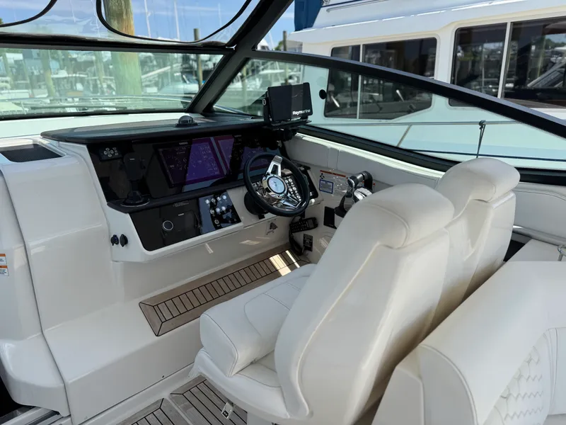 Slide: The Image of Sea Ray 320 SUNDANCER 2019 - 23