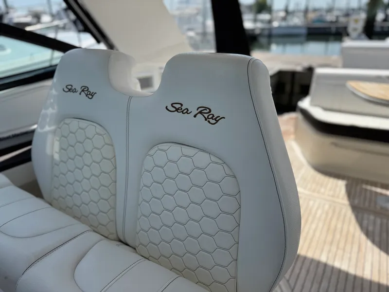 Slide: The Image of Sea Ray 320 SUNDANCER 2019 - 24
