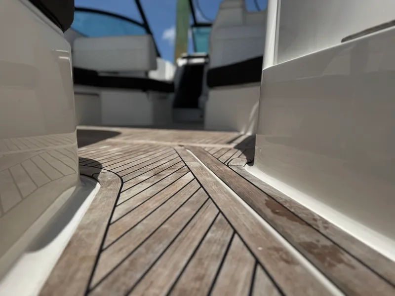 Slide: The Image of Sea Ray 320 SUNDANCER 2019 - 25