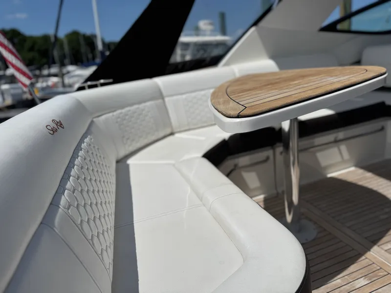 Slide: The Image of Sea Ray 320 SUNDANCER 2019 - 26