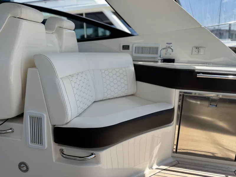Slide: The Image of Sea Ray 320 SUNDANCER 2019 - 28