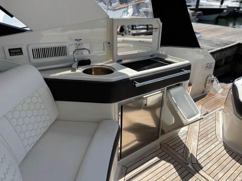 Slide: The Image of Sea Ray 320 SUNDANCER 2019 - 30