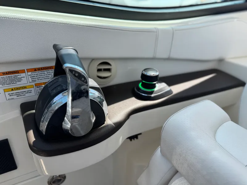 Slide: The Image of Sea Ray 320 SUNDANCER 2019 - 33