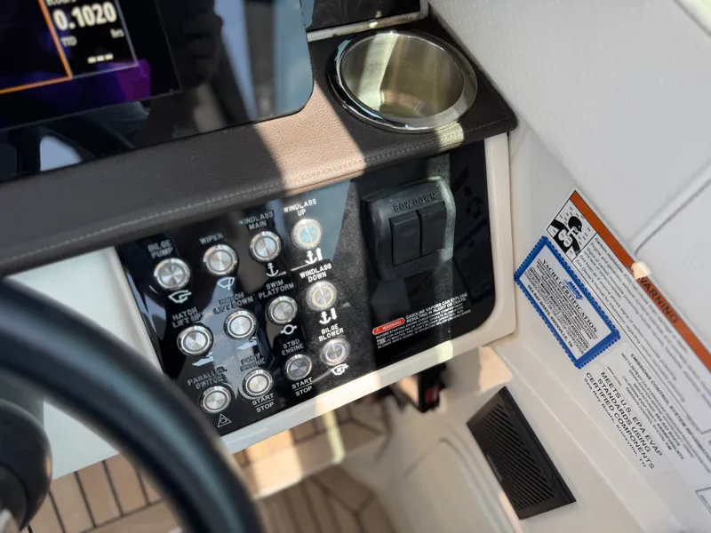 Slide: The Image of Sea Ray 320 SUNDANCER 2019 - 34