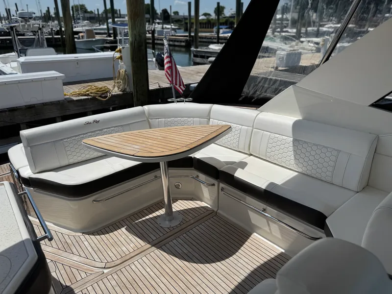 Slide: The Image of Sea Ray 320 SUNDANCER 2019 - 36