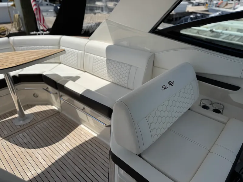 Slide: The Image of Sea Ray 320 SUNDANCER 2019 - 37