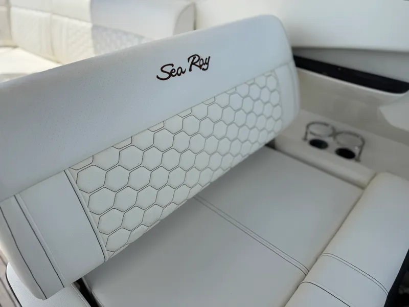 Slide: The Image of Sea Ray 320 SUNDANCER 2019 - 38