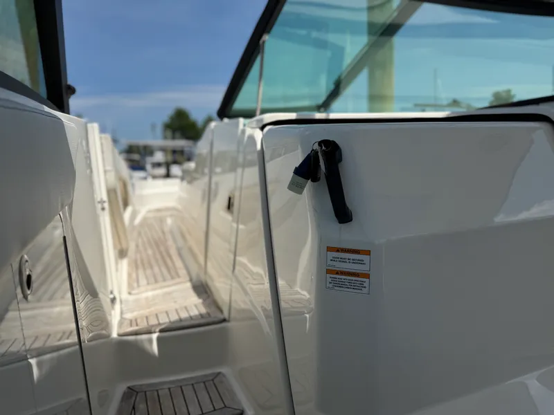Slide: The Image of Sea Ray 320 SUNDANCER 2019 - 39