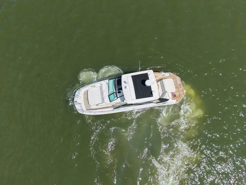 Slide: The Image of Sea Ray 320 SUNDANCER 2019 - 4