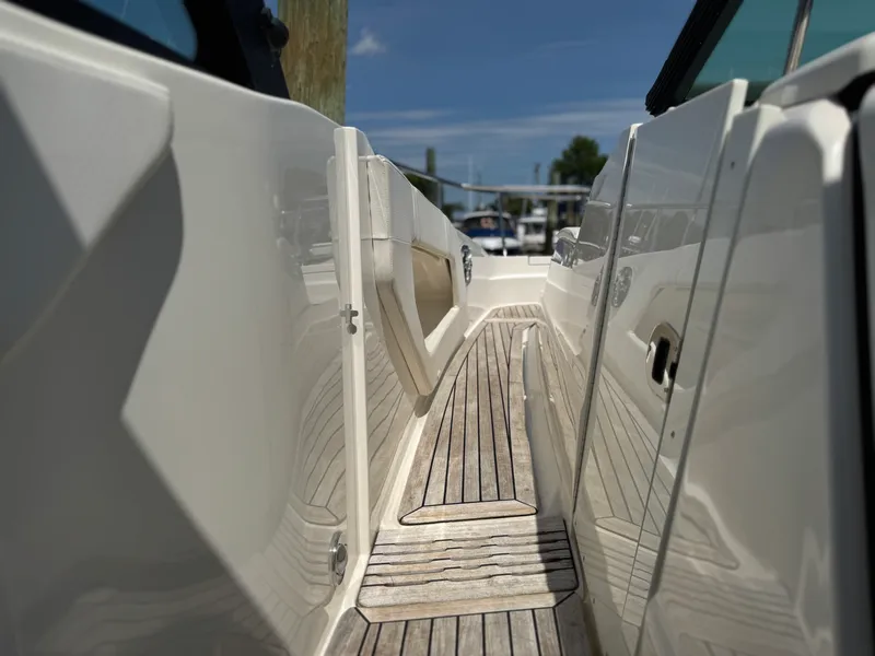 Slide: The Image of Sea Ray 320 SUNDANCER 2019 - 40
