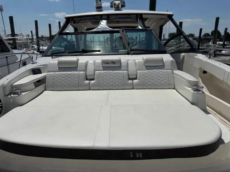 Slide: The Image of Sea Ray 320 SUNDANCER 2019 - 42