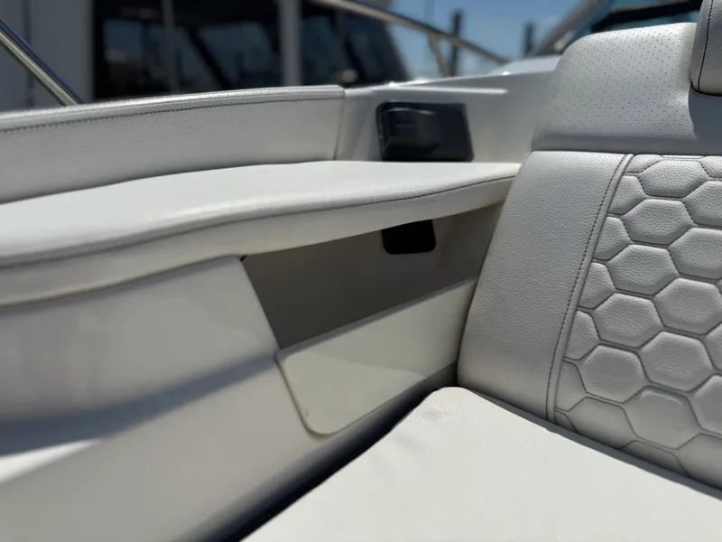 Slide: The Image of Sea Ray 320 SUNDANCER 2019 - 43