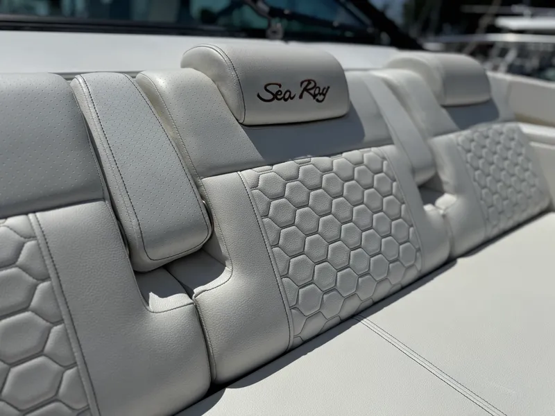 Slide: The Image of Sea Ray 320 SUNDANCER 2019 - 44