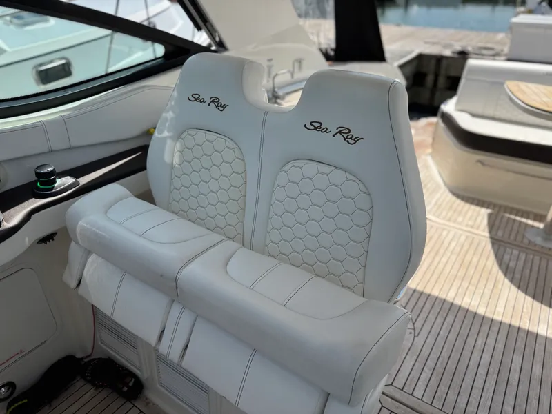 Slide: The Image of Sea Ray 320 SUNDANCER 2019 - 47