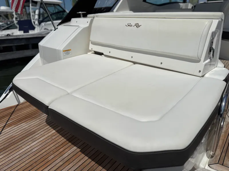 Slide: The Image of Sea Ray 320 SUNDANCER 2019 - 48