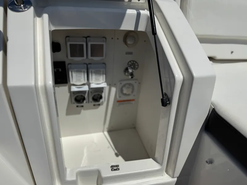 Slide: The Image of Sea Ray 320 SUNDANCER 2019 - 49