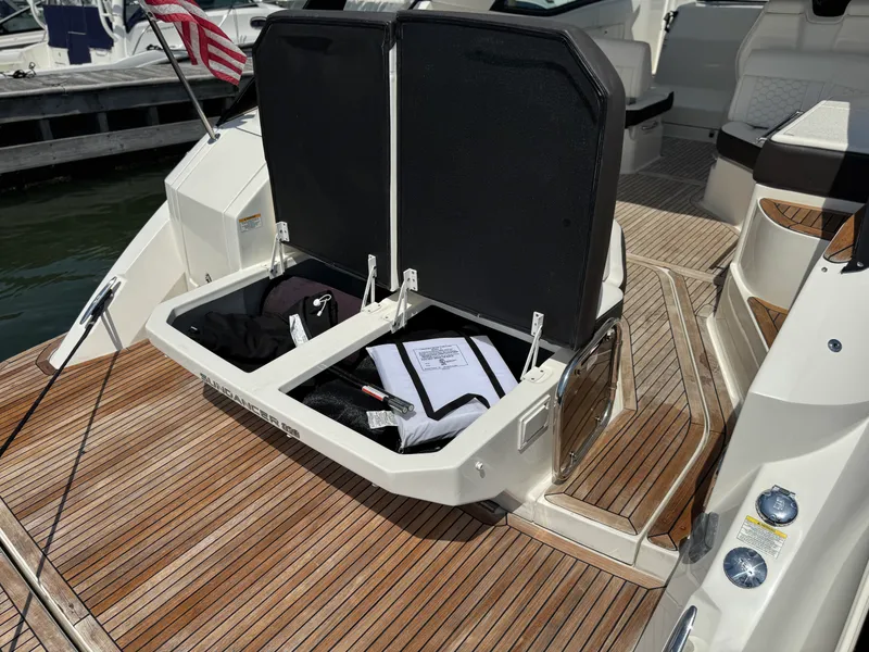 Slide: The Image of Sea Ray 320 SUNDANCER 2019 - 50