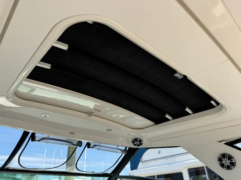 Slide: The Image of Sea Ray 320 SUNDANCER 2019 - 52