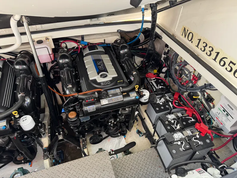 Slide: The Image of Sea Ray 320 SUNDANCER 2019 - 57