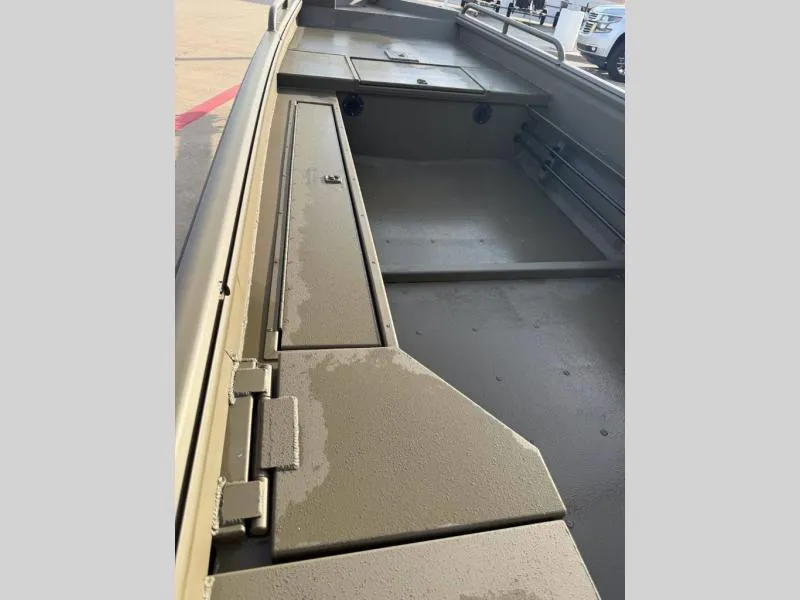 Slide: The Image of Gator-Tail Savage Mid Deck 17/50 2027 - 22