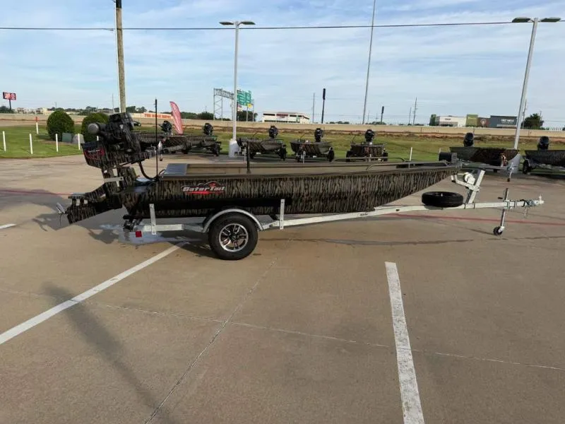 Slide: The Image of Gator-Tail Savage Mid Deck 17/50 2027 - 5