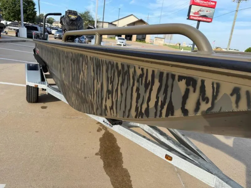 Slide: The Image of Gator-Tail Savage Mid Deck 17/50 2027 - 9