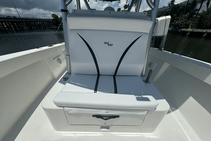 Slide: The Image of SeaVee 290B 2006 - 19