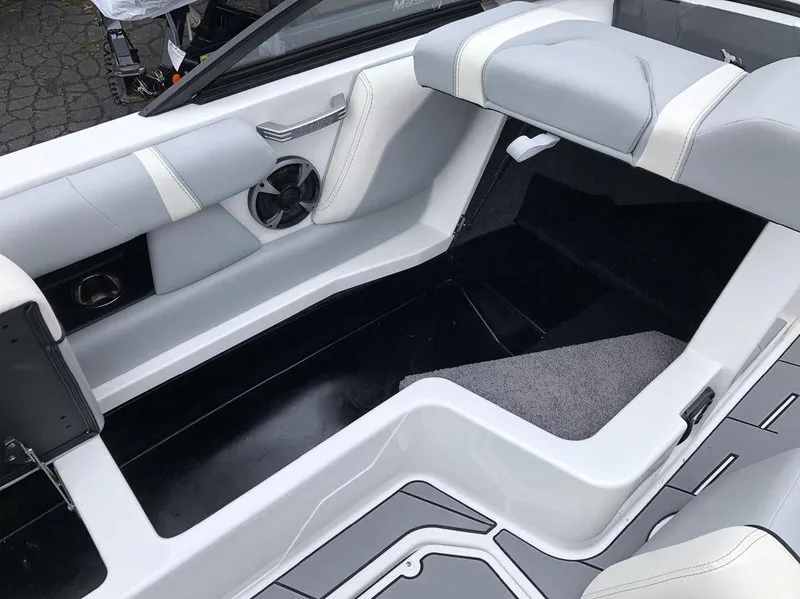 Slide: The Image of Malibu Wakesetter 21 VLX 2019 - 19