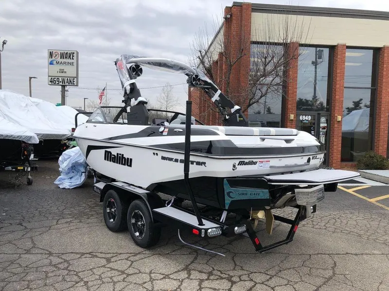 Slide: The Image of Malibu Wakesetter 21 VLX 2019 - 24