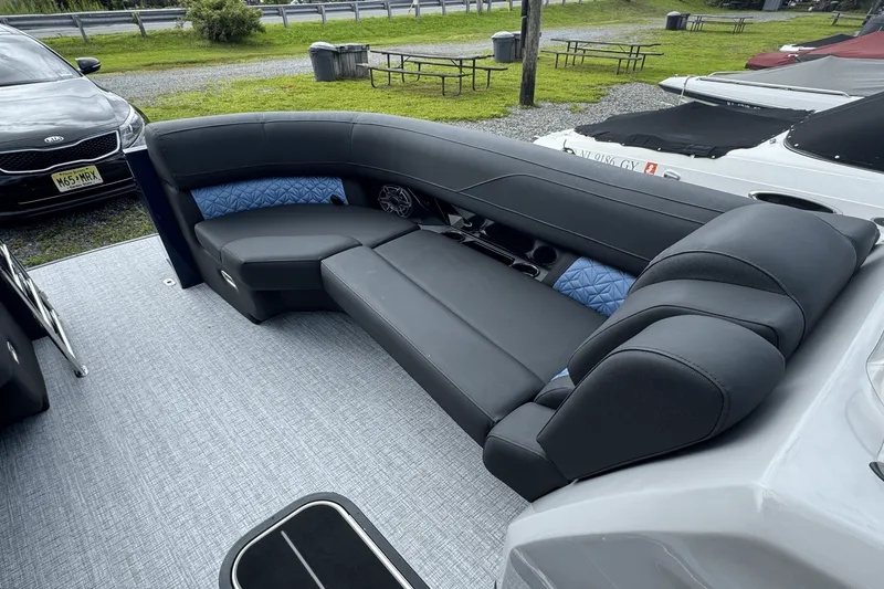 Slide: The Image of Harris 230 Grand Mariner 2025 - 23