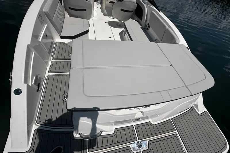 Slide: The Image of Sea Ray SPX 230 2025 - 14