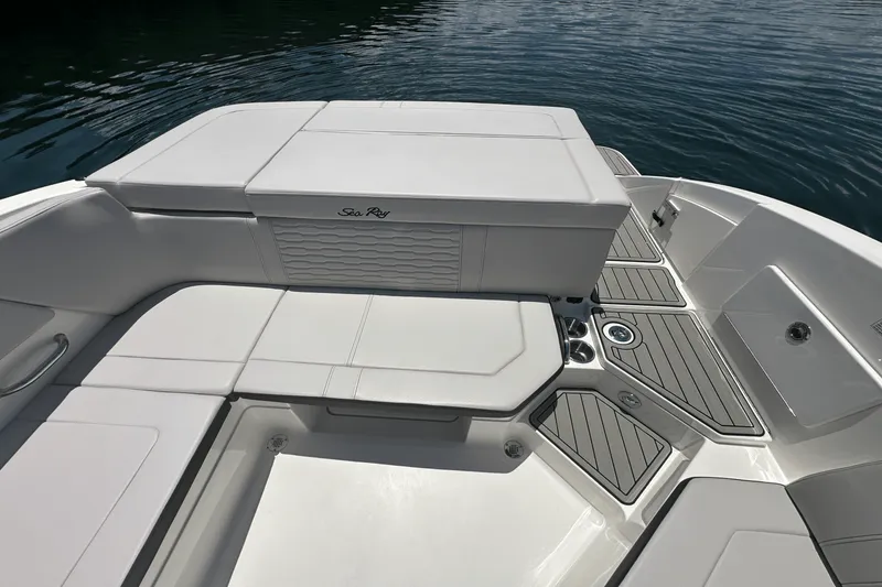 Slide: The Image of Sea Ray SPX 230 2025 - 15