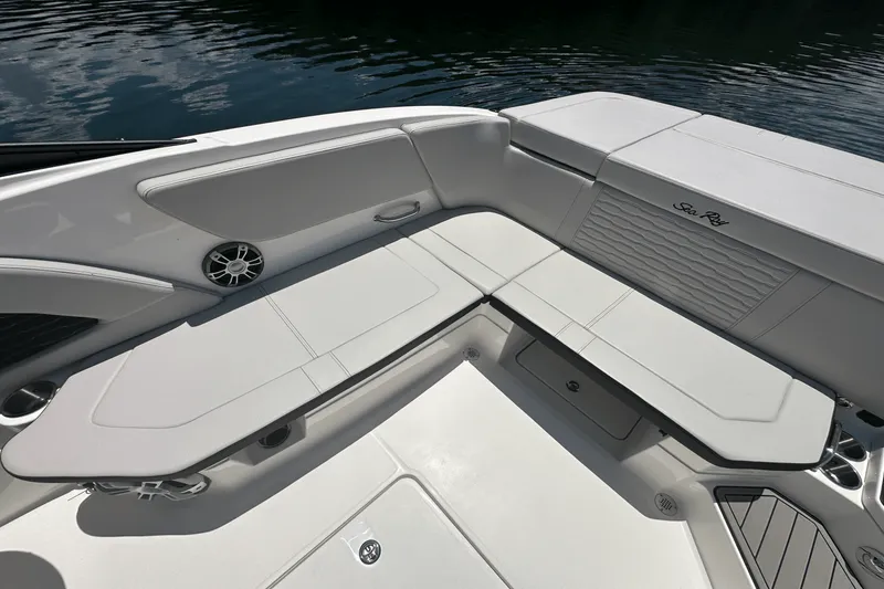 Slide: The Image of Sea Ray SPX 230 2025 - 16