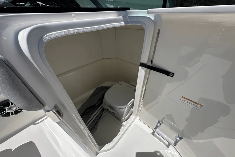 Slide: The Image of Sea Ray SPX 230 2025 - 19